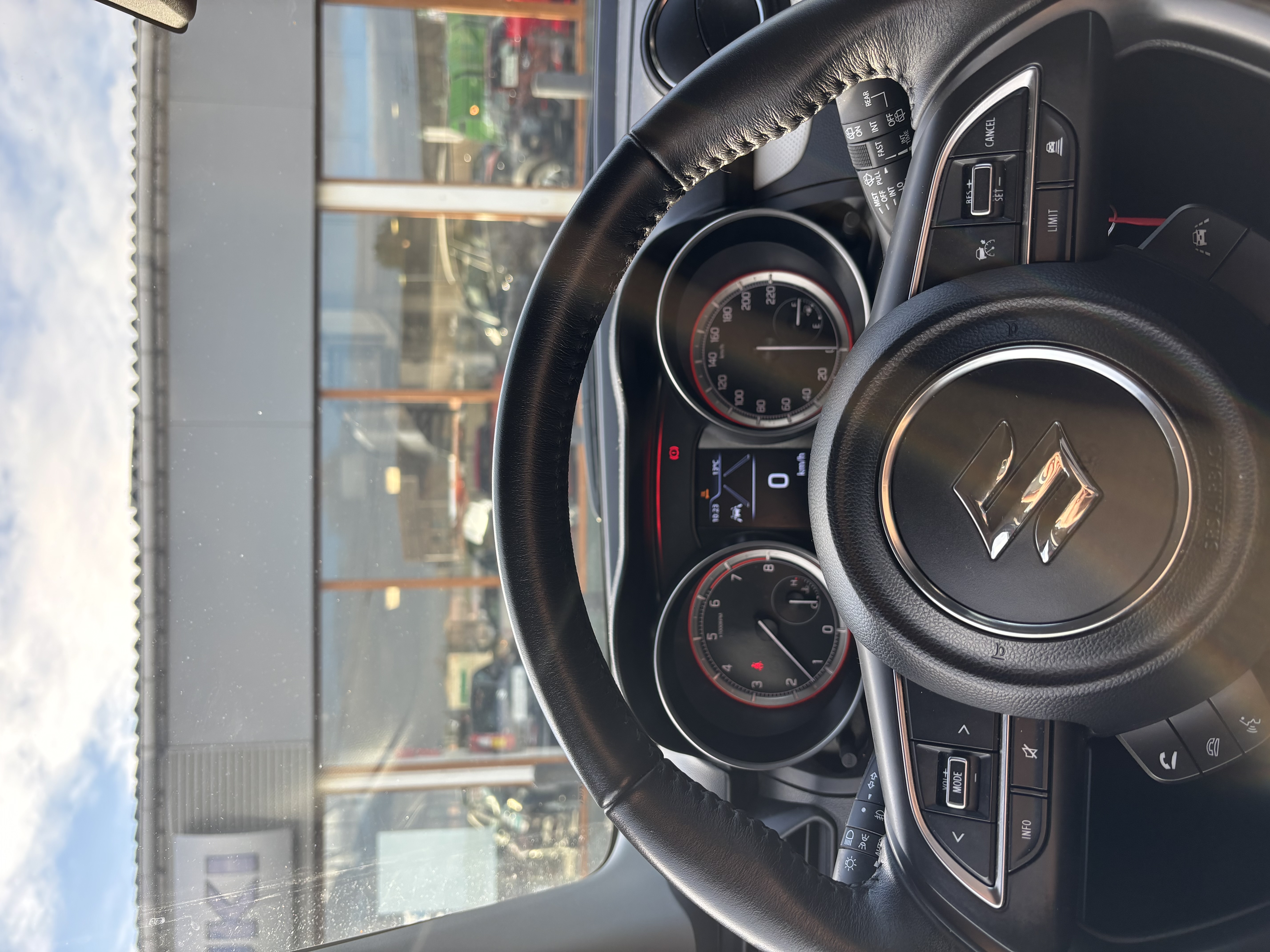 VOGR348B - SUZUKI - SWIFT - 2023 - photo 7