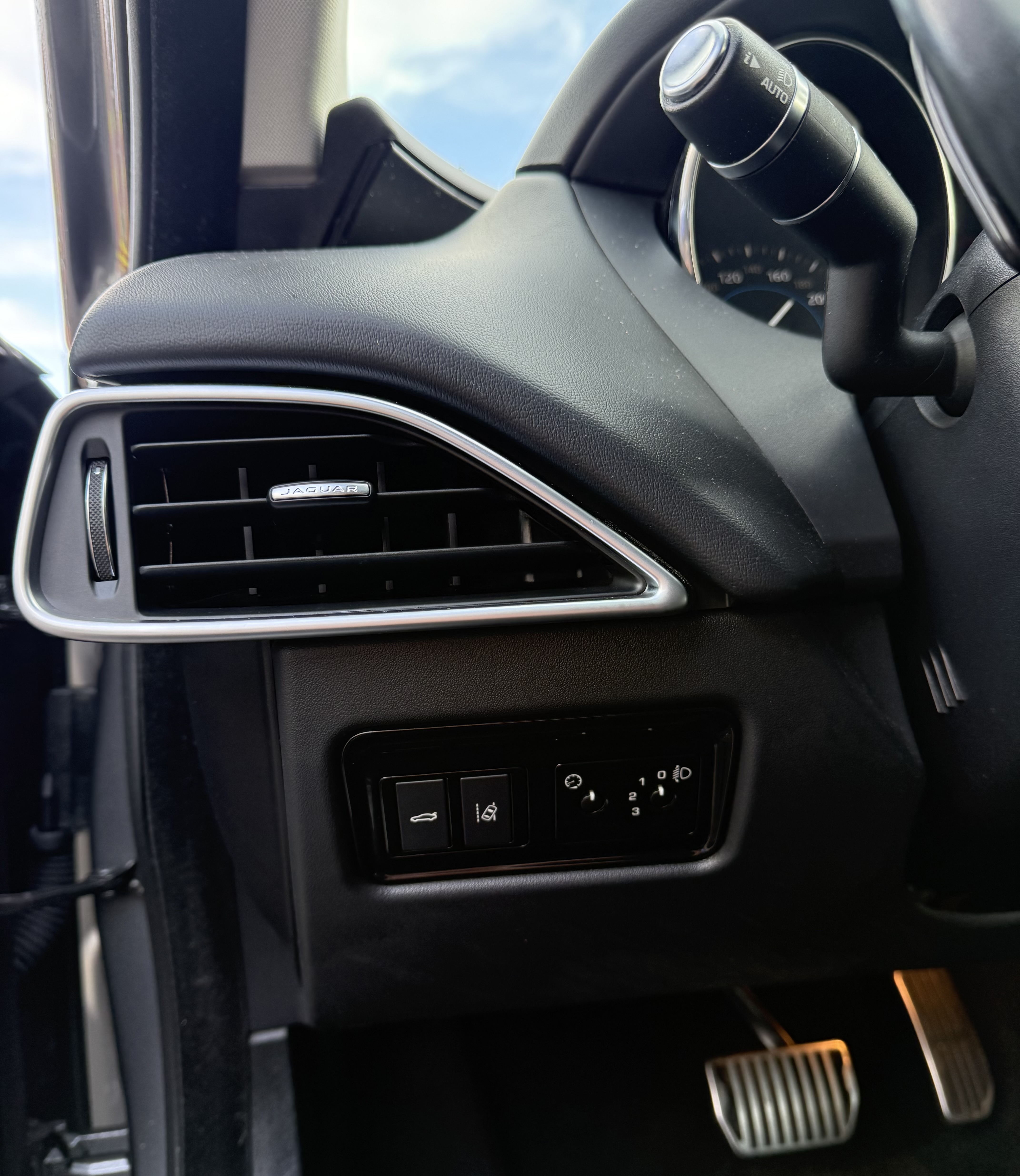 VO10605 - JAGUAR - XE - 2019 - photo 14