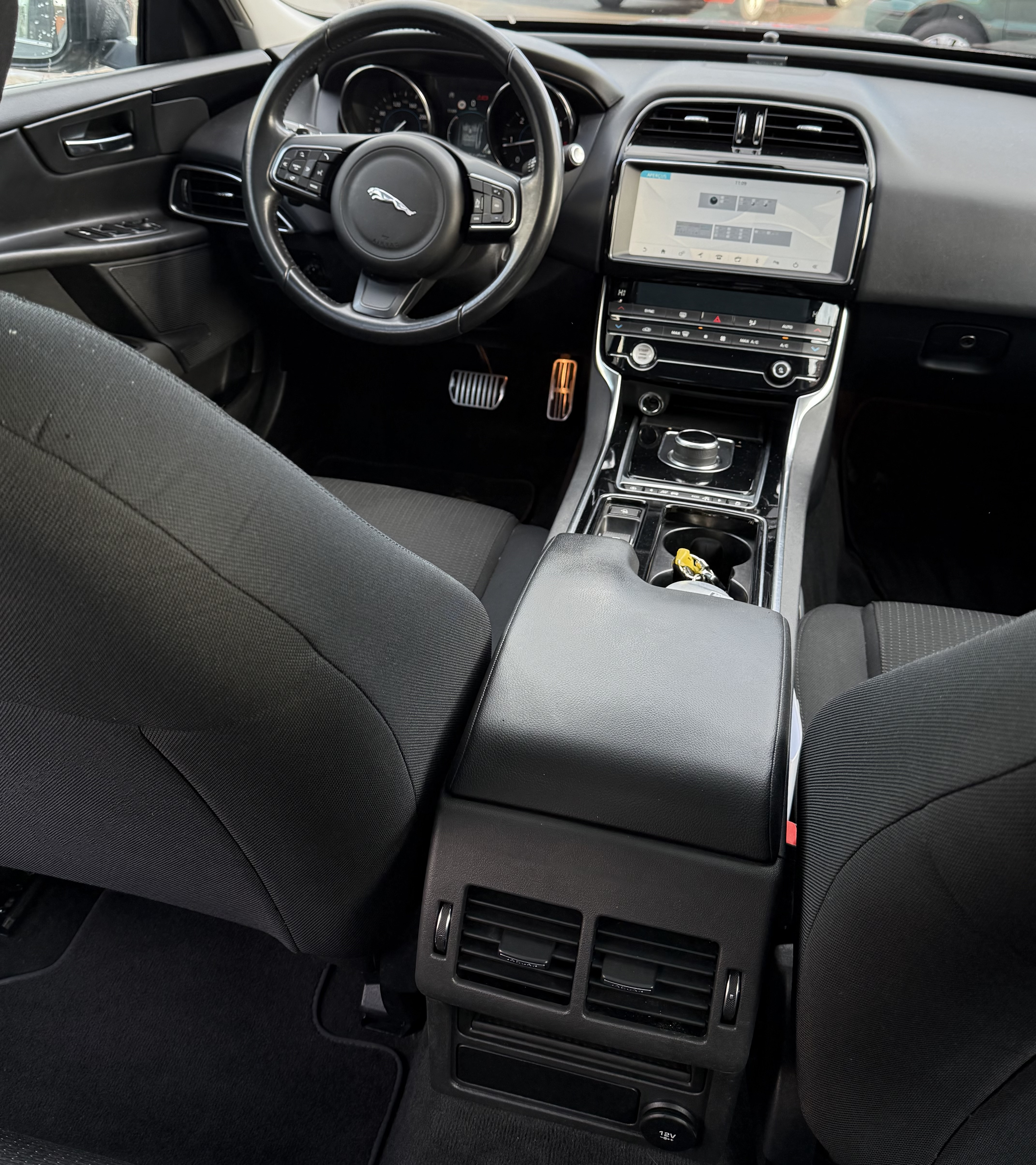 VO10605 - JAGUAR - XE - 2019 - photo 16