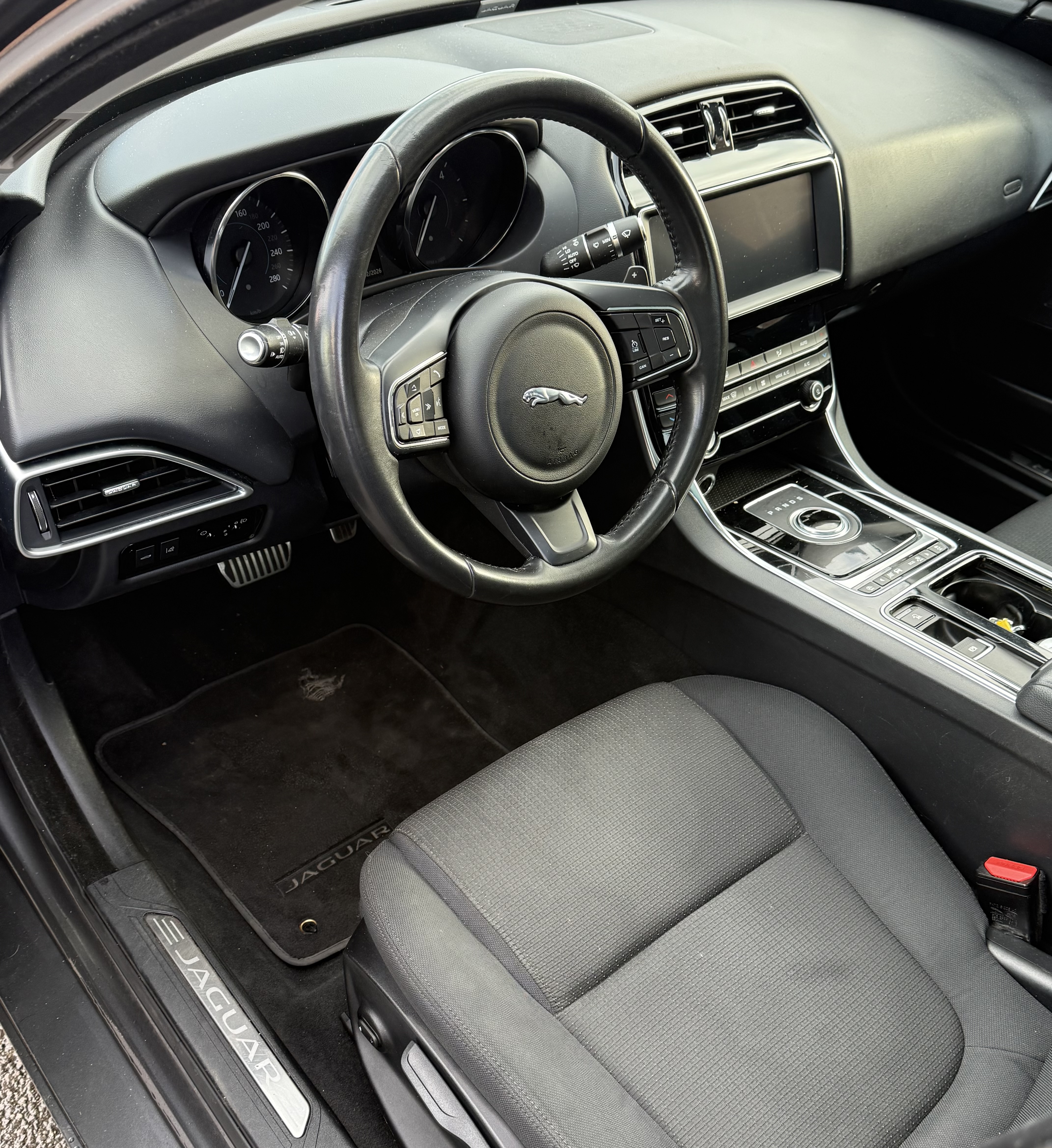 VO10605 - JAGUAR - XE - 2019 - photo 4